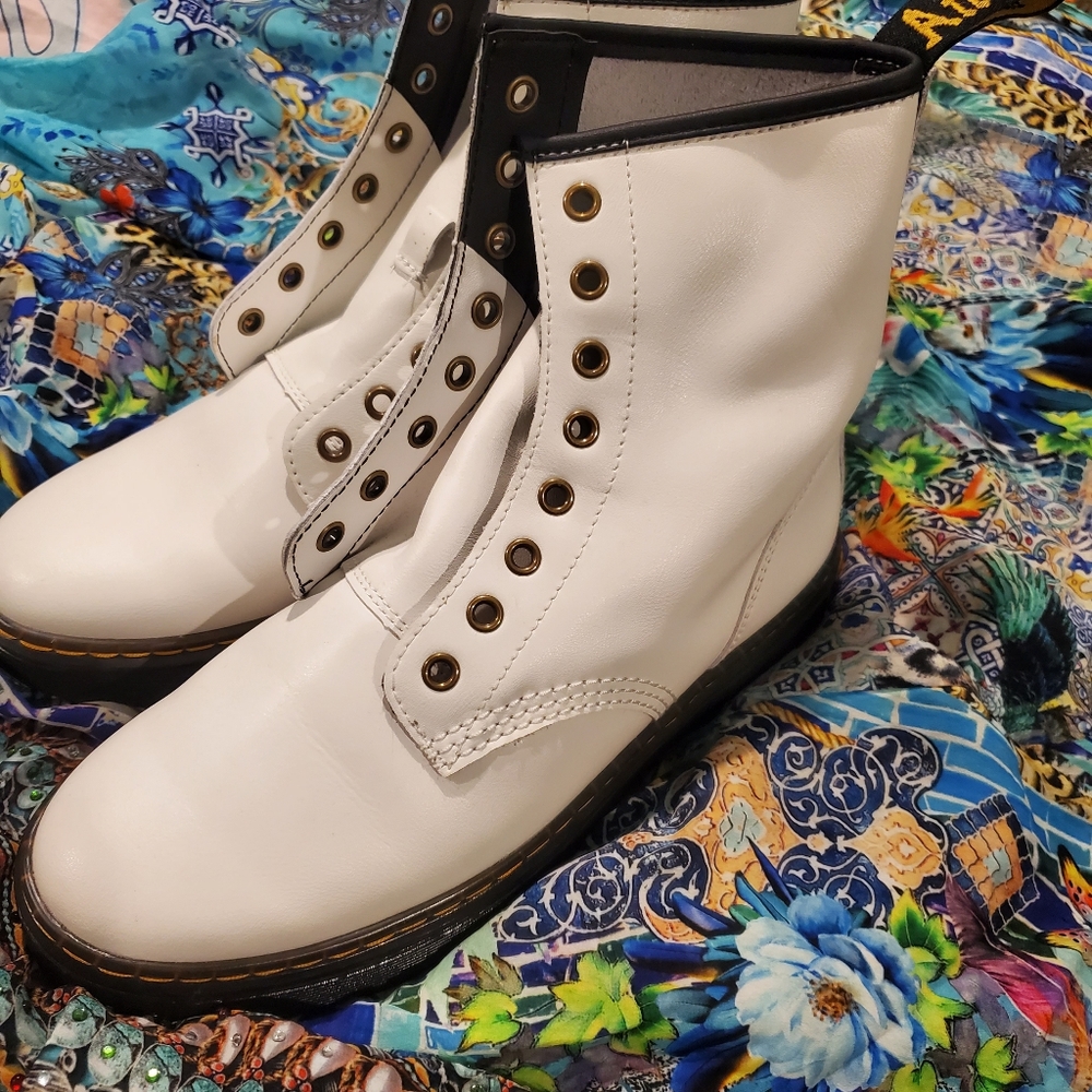 Size W9 white Doc martens